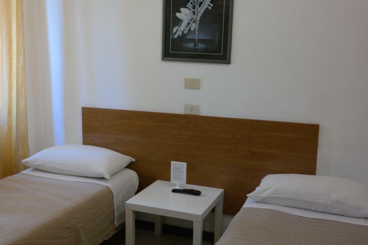 Hotel Houston Livorno - Struttura Esclusivamente Turistica - Not For Business Or Workers Экстерьер фото