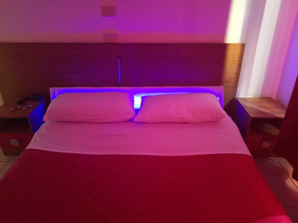 Hotel Houston Livorno - Struttura Esclusivamente Turistica - Not For Business Or Workers Экстерьер фото